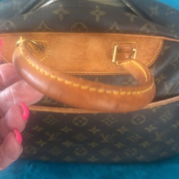 Louis Vuitton and LV wallet included.  There is 2 small marks on the inside - Picture 2 of 16